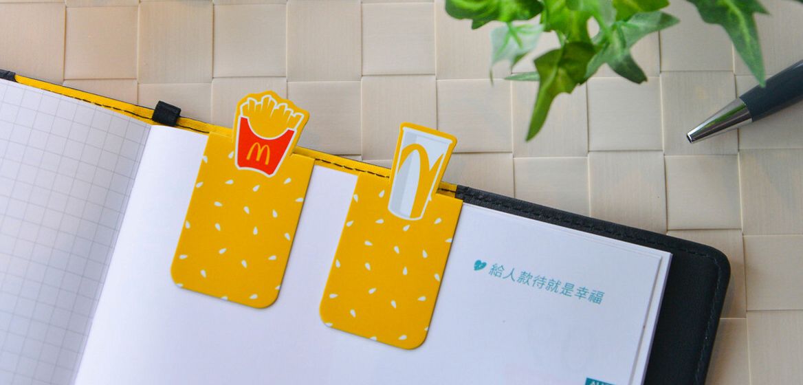麥當勞歡樂送推出限量「暖心文具系列磁鐵書籤組」，只送不賣，活動期間單筆消費滿250元，即可滿額隨餐附贈。
