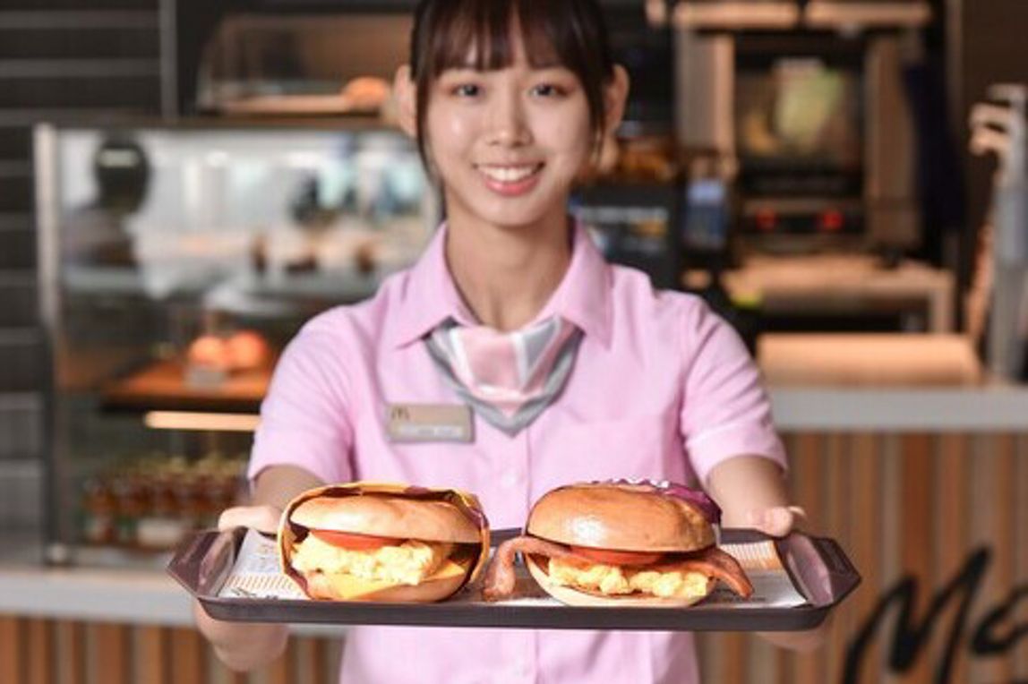 想吃美味焙果堡不必再尋尋覓覓！2日起至10月27日止，台灣麥當勞推出兩款期間限定焙果堡-「培根番茄嫩蛋焙果堡」及「起司番茄嫩蛋焙果堡」。