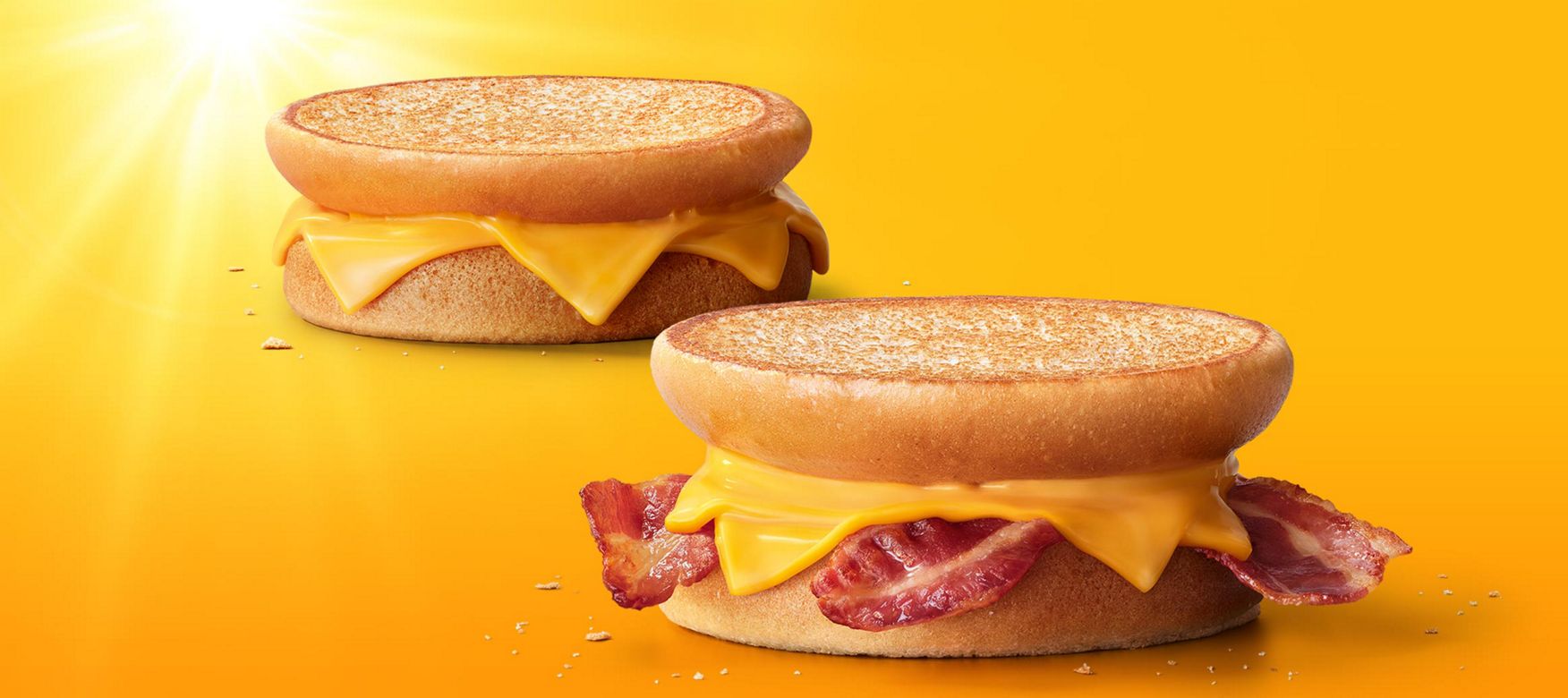Das Bild zeigt den McToast® Cheese und den McToast® Bacon & Cheese.