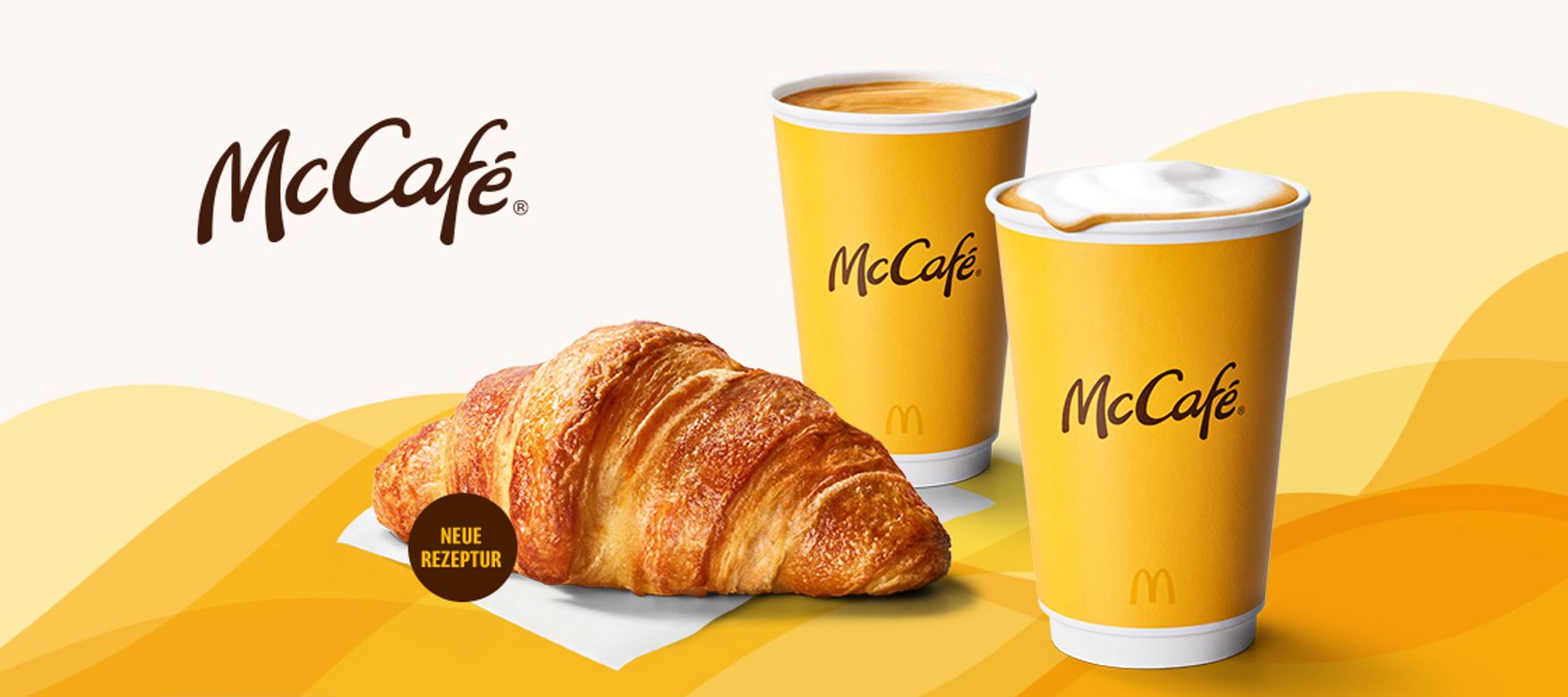 McCafé Winterhighlights. Wir sehen Kaffee-Spezialitäten und ein Croissant.