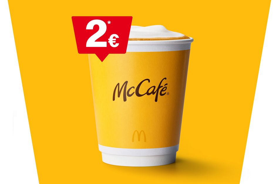 Man sieht einen kleinen Cappuchino für 2€