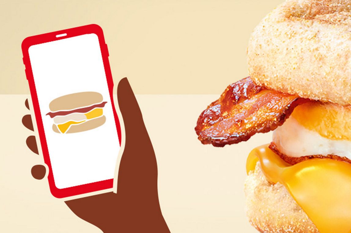 Das Bild zeigt die Illustration eines Smartphones mit der myMcDonald’s App und einen McMuffin® Bacon & Egg.