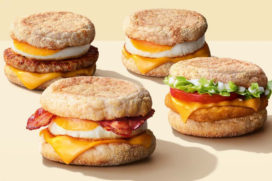 Das Bild zeigt McMuffin® Sausage & Egg, McMuffin® Bacon & Egg, McMuffin® Fresh Chicken und McMuffin® Egg