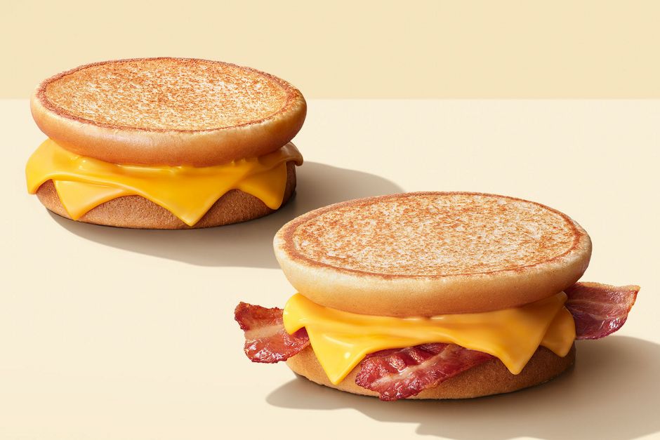 Das Bild zeigt den McToast® Bacon & Cheese und McToast® Cheese.
