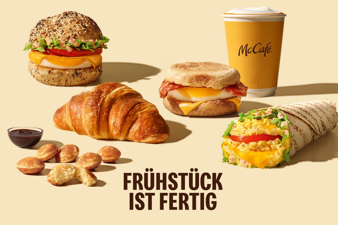 Man sieht: Frühstück ist fertig! Cappuccino, Buttercroissant, 6 Mini Pancakes, Big Morning Egg, McWrap® Rührei Cheese, McToast® Bacon & Cheese.