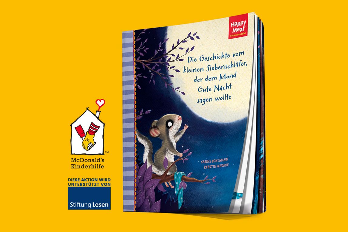 Auf dem Spendenbuch sieht man den kleinen Siebenschläfer wie er seine Hand nach dem Mond ausstreckt. 