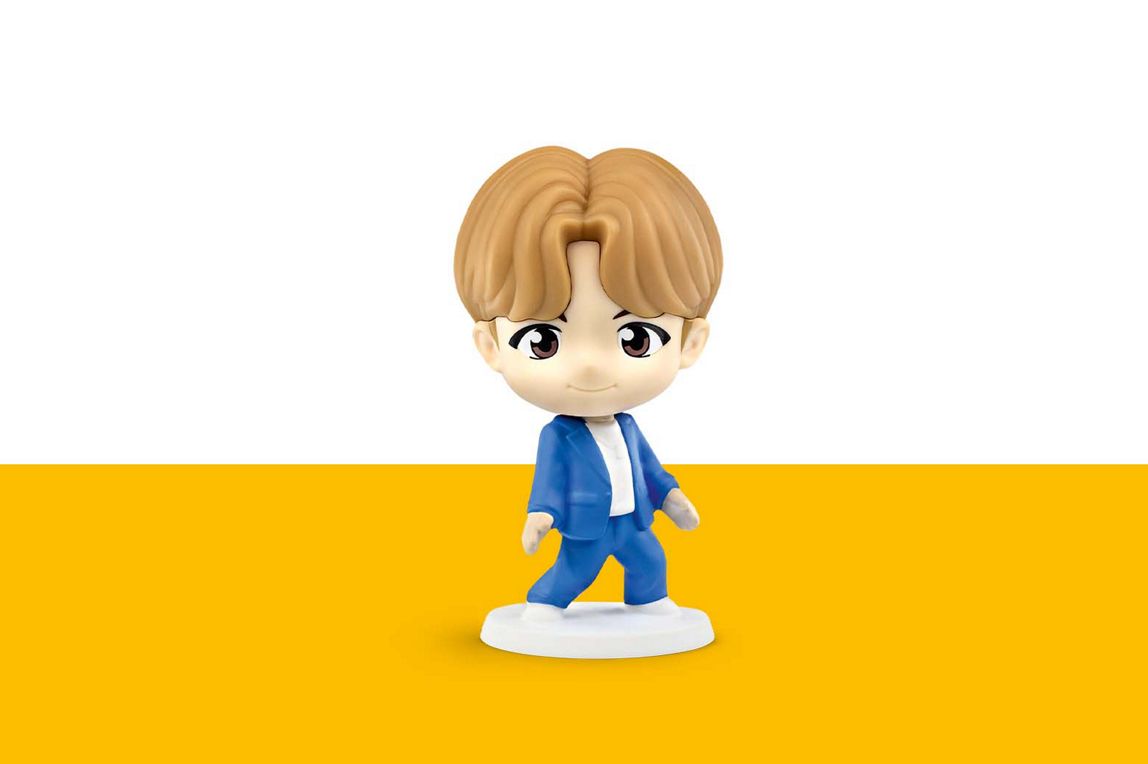 j-hope hat blonde Haare und trägt einen blauen Anzug. 