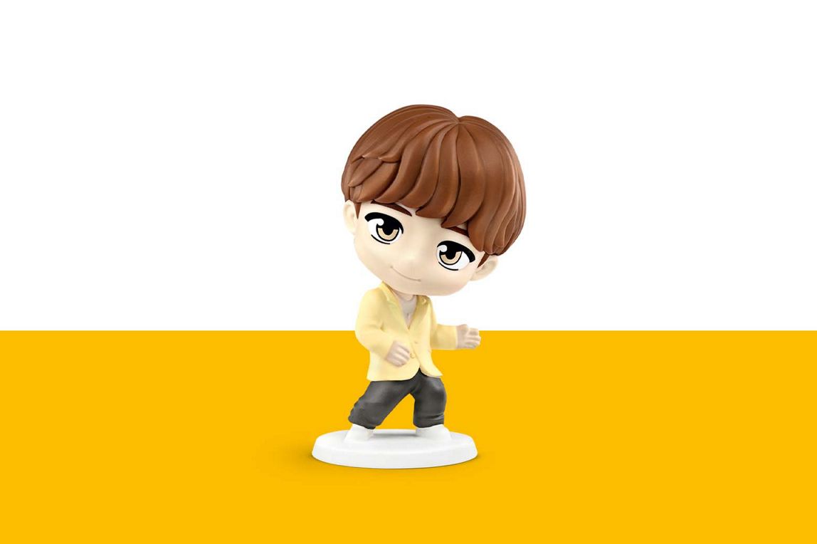 Jimin hat braune Haare und trägt ein buttergelbes Sakko.