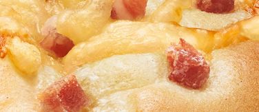 Fluffiges Burger-Bun mit Bacon und Cheese in der Nahaufnahme