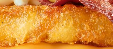 Knusprig-goldenes Kartoffelrösti-Patty in der Nahaufnahme.