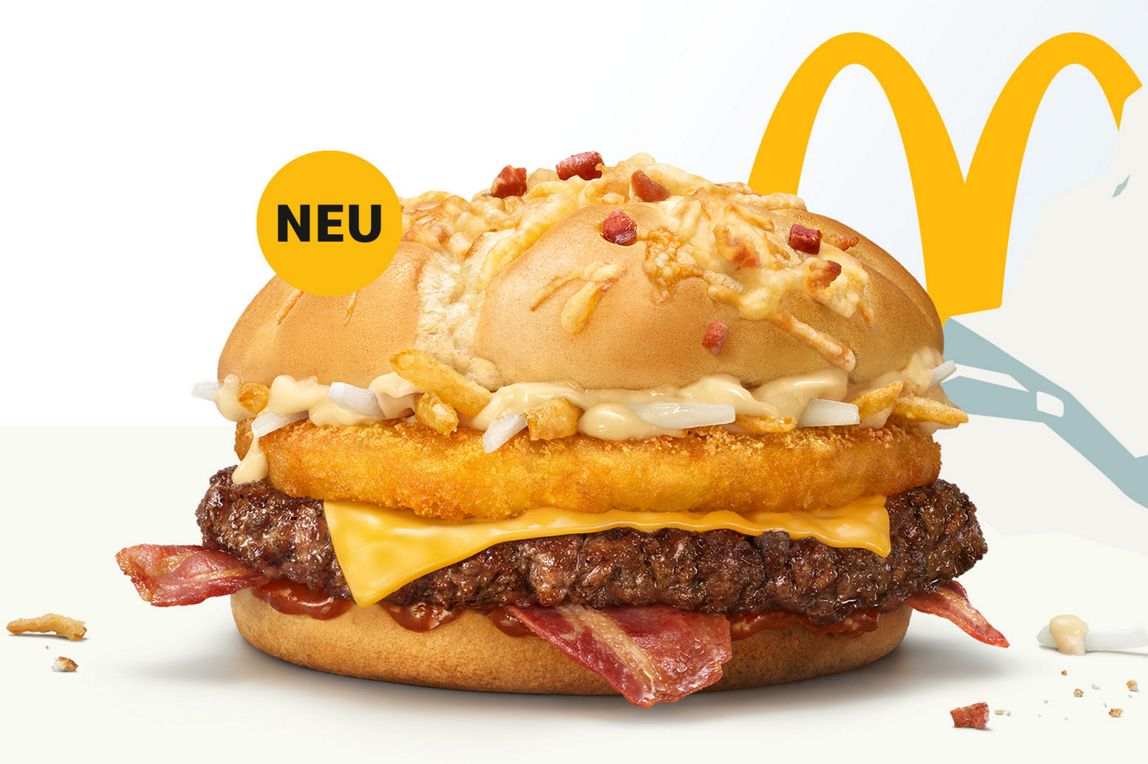 Der Big Rösti Hüttengaudi vor einem schneebedeckten Berg.