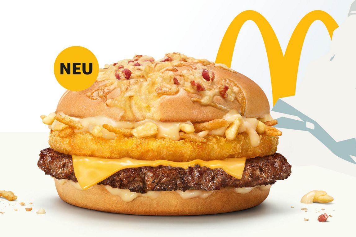 Der Big Rösti Käsespätzle Style vor einem schneebedeckten Berg.