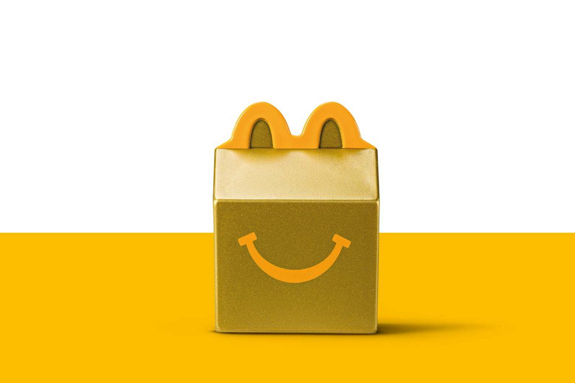 Eine goldene Happy Meal Box als Miniatur-Spielzeug.