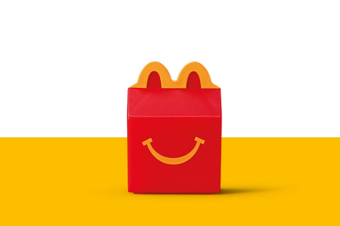 Eine rote Happy Meal Box als Miniatur-Spielzeug.