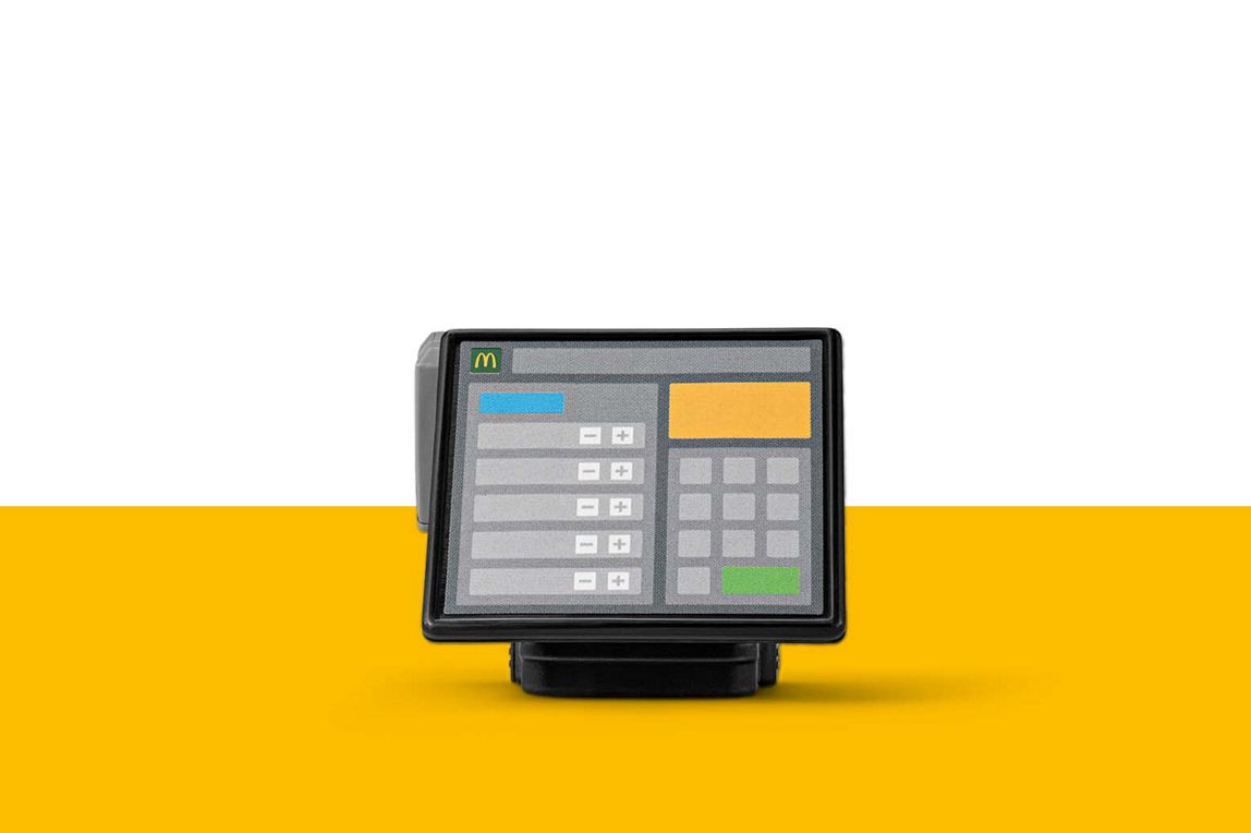 Ein Spielzeug-Kassensystem mit einem Bildschirm, der ein McDonald's Logo, eine Liste und einen Ziffernblock anzeigt.