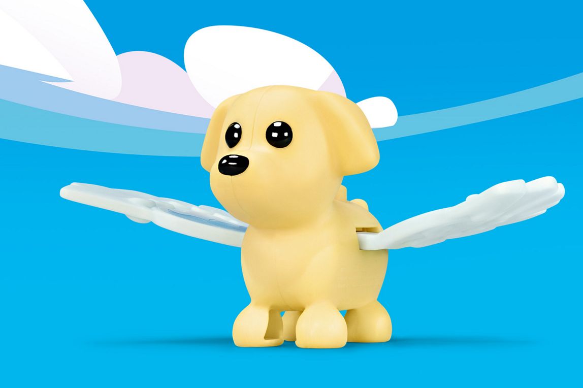 Eine hellgelbe fliegende Hund-Figur mit hellblauen Federflügeln.