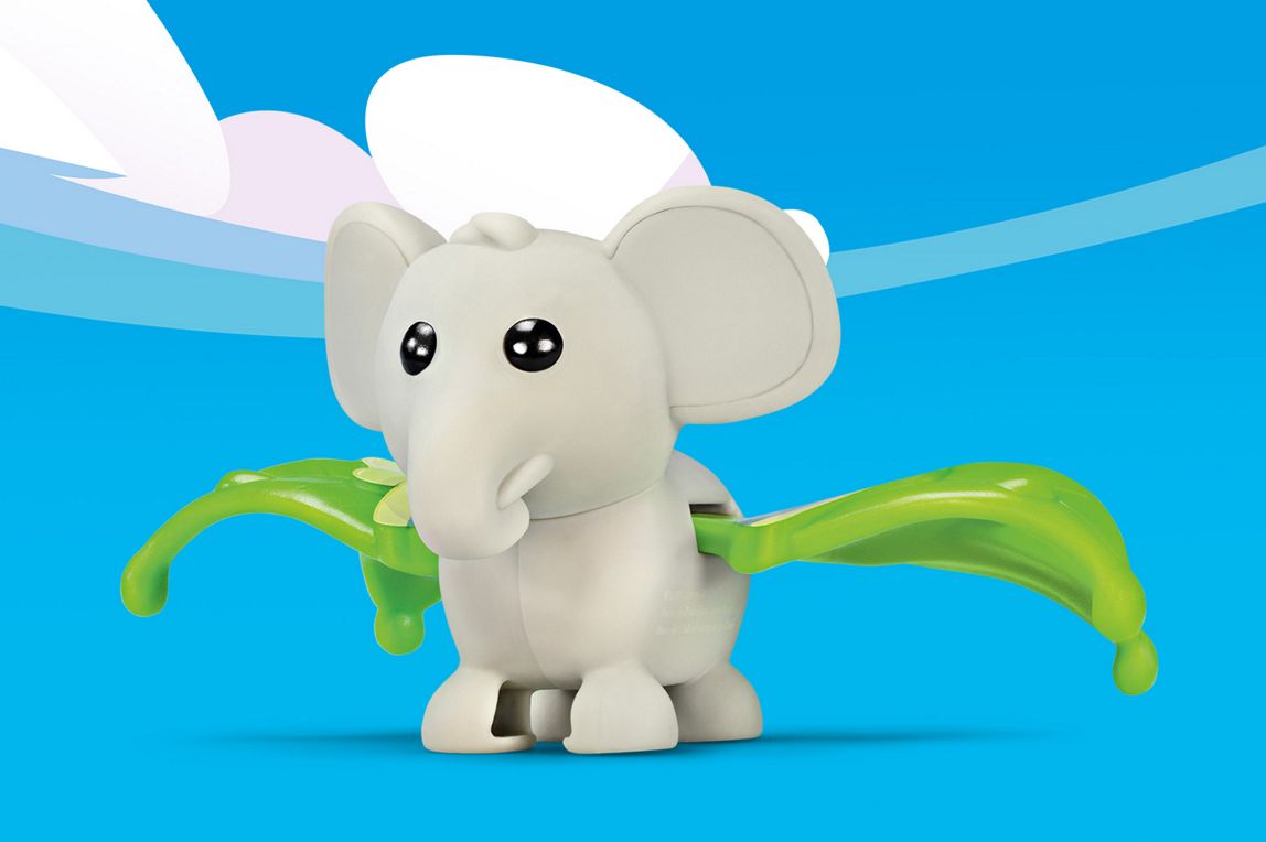 Eine graue fliegende Elefant-Figur mit grünen Ohrenspitzen, Rüssel und grünen Blätterflügeln.