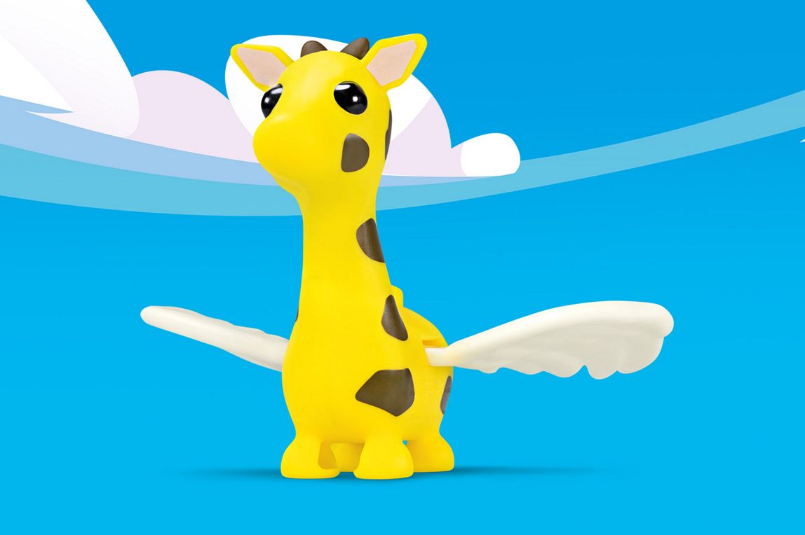 Eine gelbe fliegende Giraffe-Figur mit braunen Flecken und weißen Federflügeln.