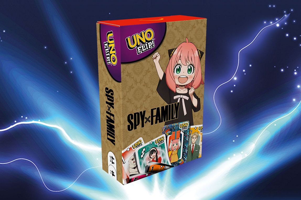 UNO Spy x Family Kartenspielverpackungmit Anime Charakter Anya Forger auf beigem Grund, umgeben von UNO- und Anime-Logos.
