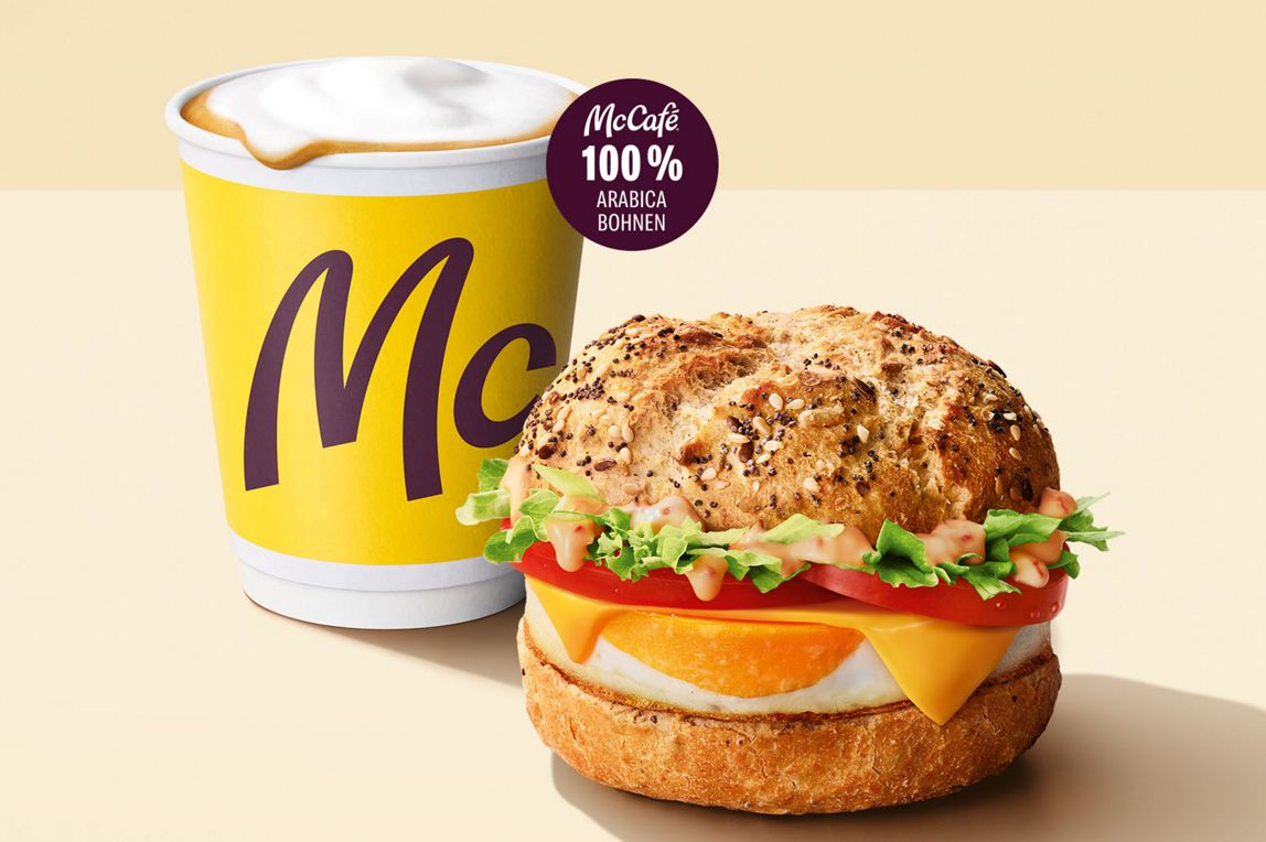 Das Bild zeigt einen Cappuccino und Big Morning Egg.