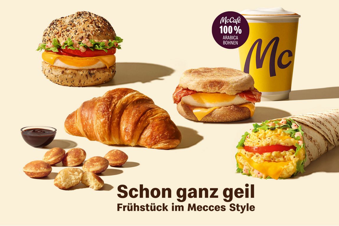 Man sieht: Frühstück ist fertig! Cappuccino, Buttercroissant, 6 Mini Pancakes, Big Morning Egg, McWrap® Rührei Cheese, McToast® Bacon & Cheese.