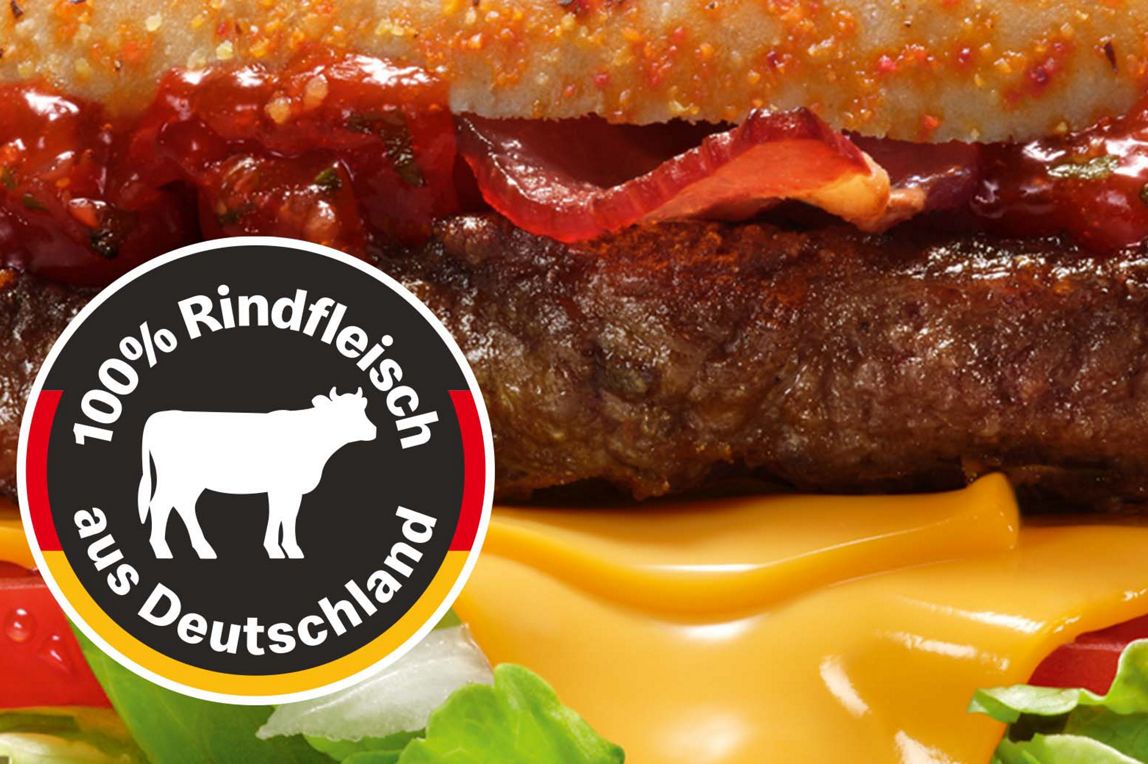 Nahaufnahme des Burgers mit dem Störer "100 % Rindfleisch aus Deutschland"