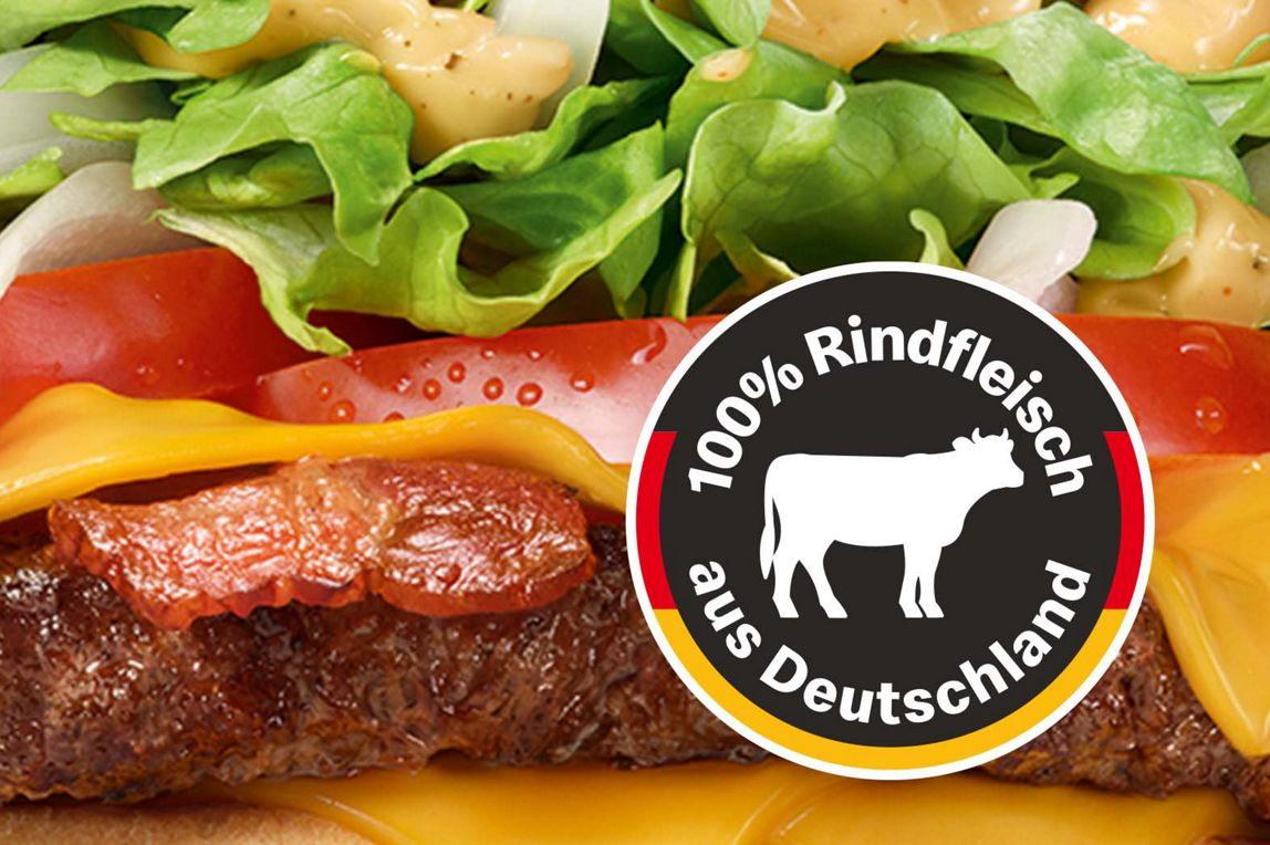 Nahaufnahme des Burgers mit dem Störer "100 % Rindfleisch aus Deutschland"