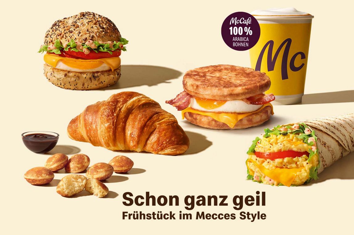 Man sieht: Frühstück ist fertig! Cappuccino, Buttercroissant, 6 Mini Pancakes, Big Morning Egg, McWrap® Rührei Cheese, McToast® Bacon & Cheese.