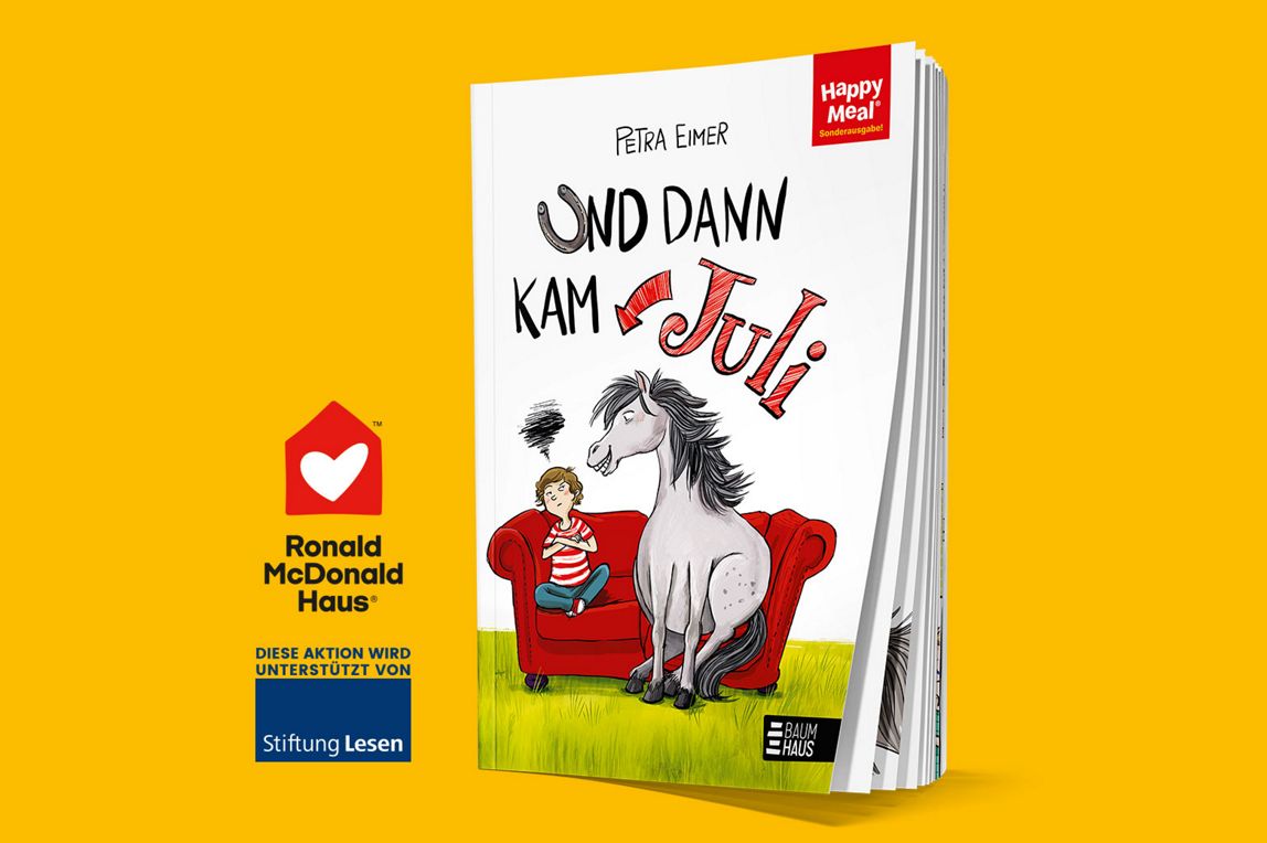 Das Spendenbuch ,,Und dann kam Juli'' wird gezeigt.