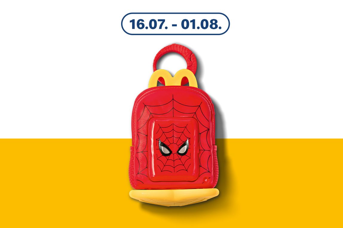 Produktfoto eines roten Spider-Man-Kinderrucksacks mit gelbfarbenem Reißverschluss und Netzmuster, präsentiert auf einem gelben Hintergrundband.