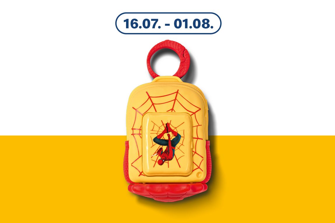 Produktfoto eines gelben Spider-Man-Kinderrucksacks mit rotem Reißverschluss und Netzmuster, präsentiert auf einem gelben Hintergrundband.