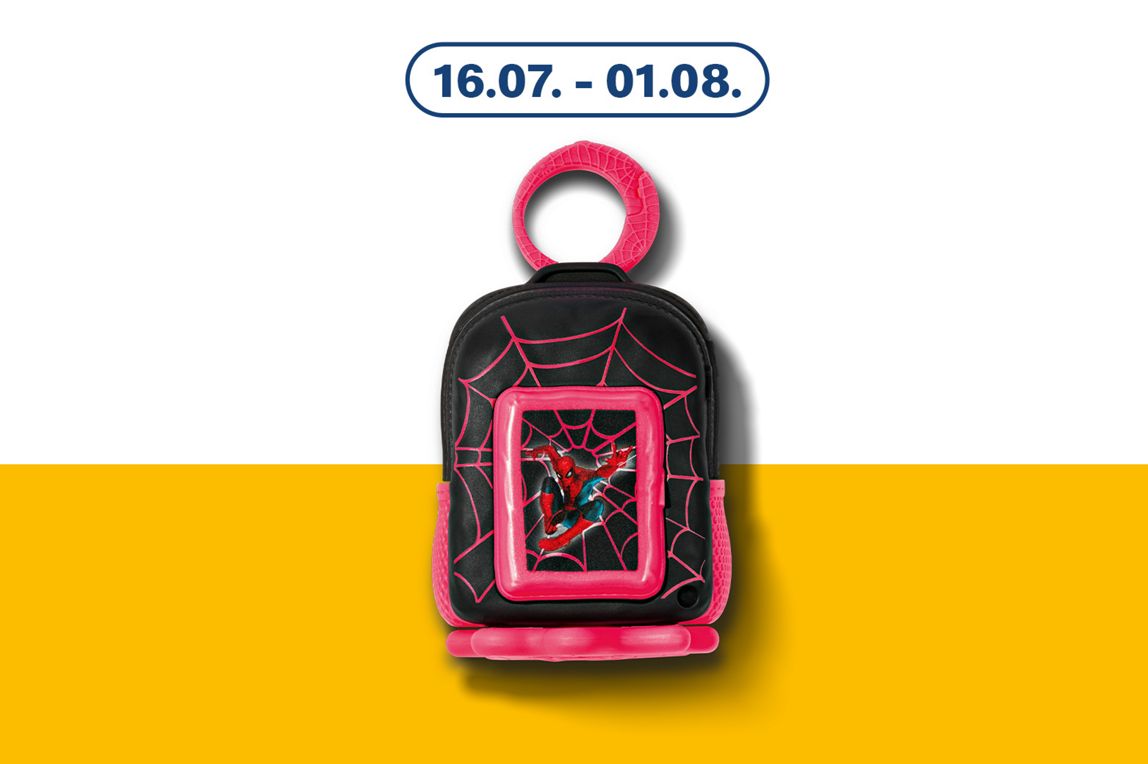 Produktfoto eines schwarzen Spider-Man-Kinderrucksacks mit pinkfarbenem Reißverschluss und Netzmuster, präsentiert auf einem gelben Hintergrundband.