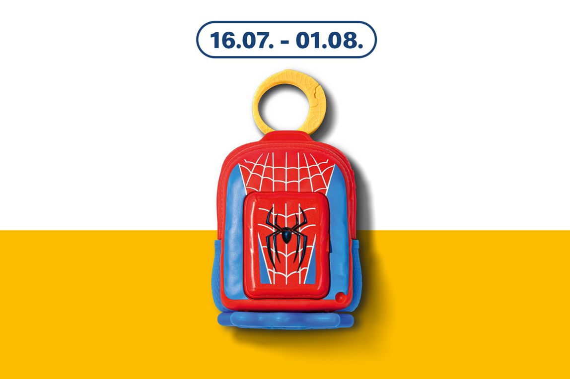Produktfoto eines roten Spider-Man-Kinderrucksacks mit blaufarbigen  Reißverschluss und Netzmuster, präsentiert auf einem gelben Hintergrundband.