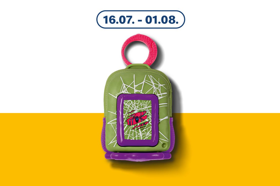 Produktfoto eines grünen Spider-Man-Kinderrucksacks mit lilafarbenem Reißverschluss und Netzmuster, präsentiert auf einem gelben Hintergrundband.
