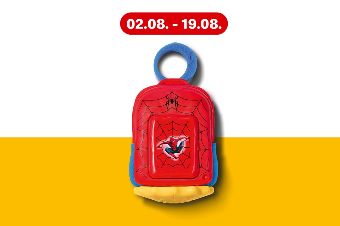 Produktfoto eines rot-blauen Spider-Man-Kinderrucksacks mit auffälligem Spinnennetz-Design, präsentiert auf einem gelben Hintergrundband.