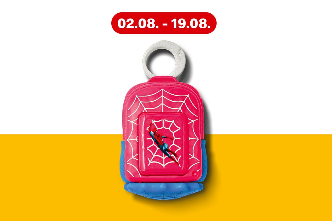 Produktfoto eines pinken Spider-Man-Kinderrucksacks mit Spidermanfigur-Audruck präsentiert auf einem gelben Hintergrundband.