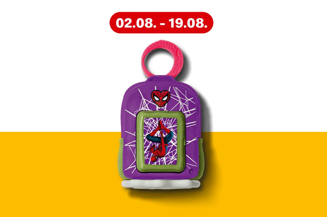 Produktfoto eines lila & grünen Spider-Man-Kinderrucksacks mit Netzmuster, präsentiert auf einem gelben Hintergrundband.