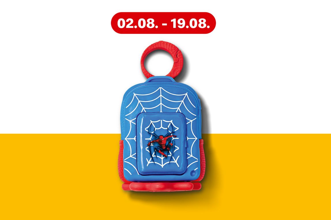 Produktfoto eines blauen  Spider-Man-Kinderrucksacks mit rotem Reißverschluss und Netzmuster, präsentiert auf einem gelben Hintergrundband.