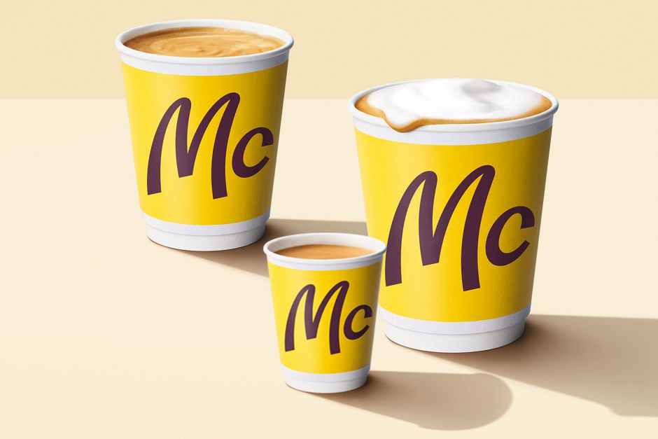 Das Bild zeigt Kaffeespezialitäten wie Cappuccino, Espresso und Café.