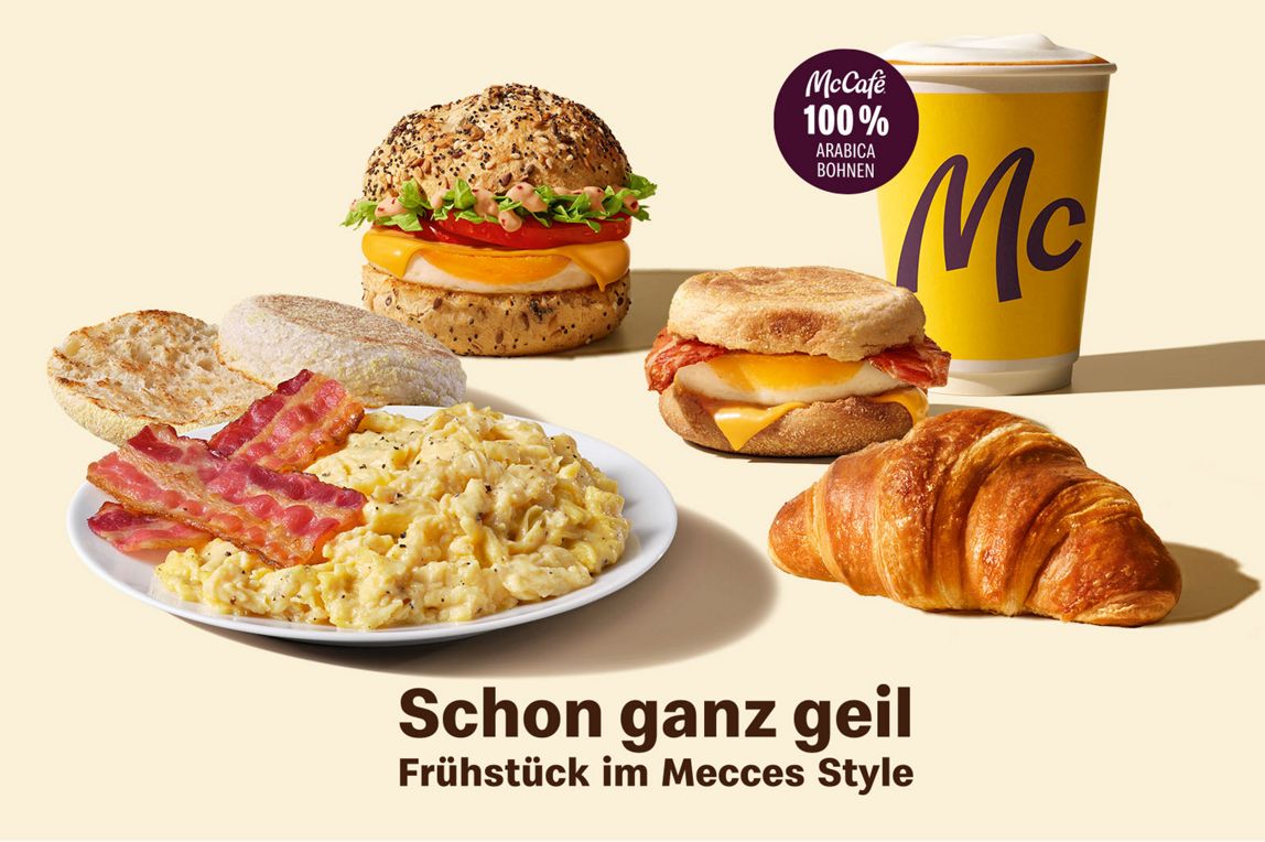 Schon ganz geil: Frühstück im Mecces Style: Frühstücks-Auswahl mit McCafé Cappuchino Regular, Croissant, Rührei Bacon, Big Morning Egg & Chese und McMuffin Bacon & Egg.