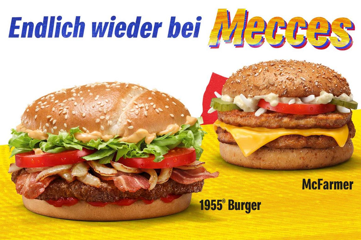 Endlich wieder bei Mecces: 1955® Burger mit Rindfleisch, Bacon und gedünsteten Zwiebeln im Vordergrund, dahinter der McFarmer mit Sausage-Patties aus 100% Schweinefleisch aus Deutschland.