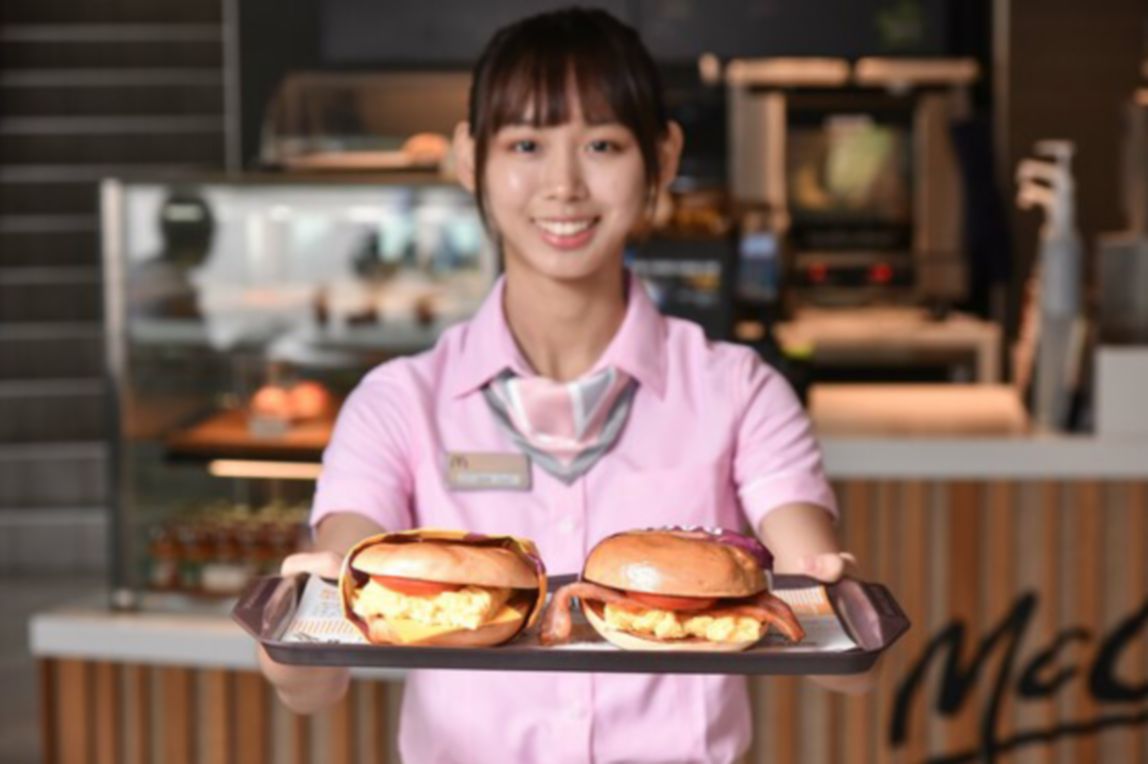 【圖說2】想吃美味焙果堡不必再尋尋覓覓！明（2）日起至10月27日止，台灣麥當勞推出兩款期間限定焙果堡-「培根番茄嫩蛋焙果堡」及「起司番茄嫩蛋焙果堡」。