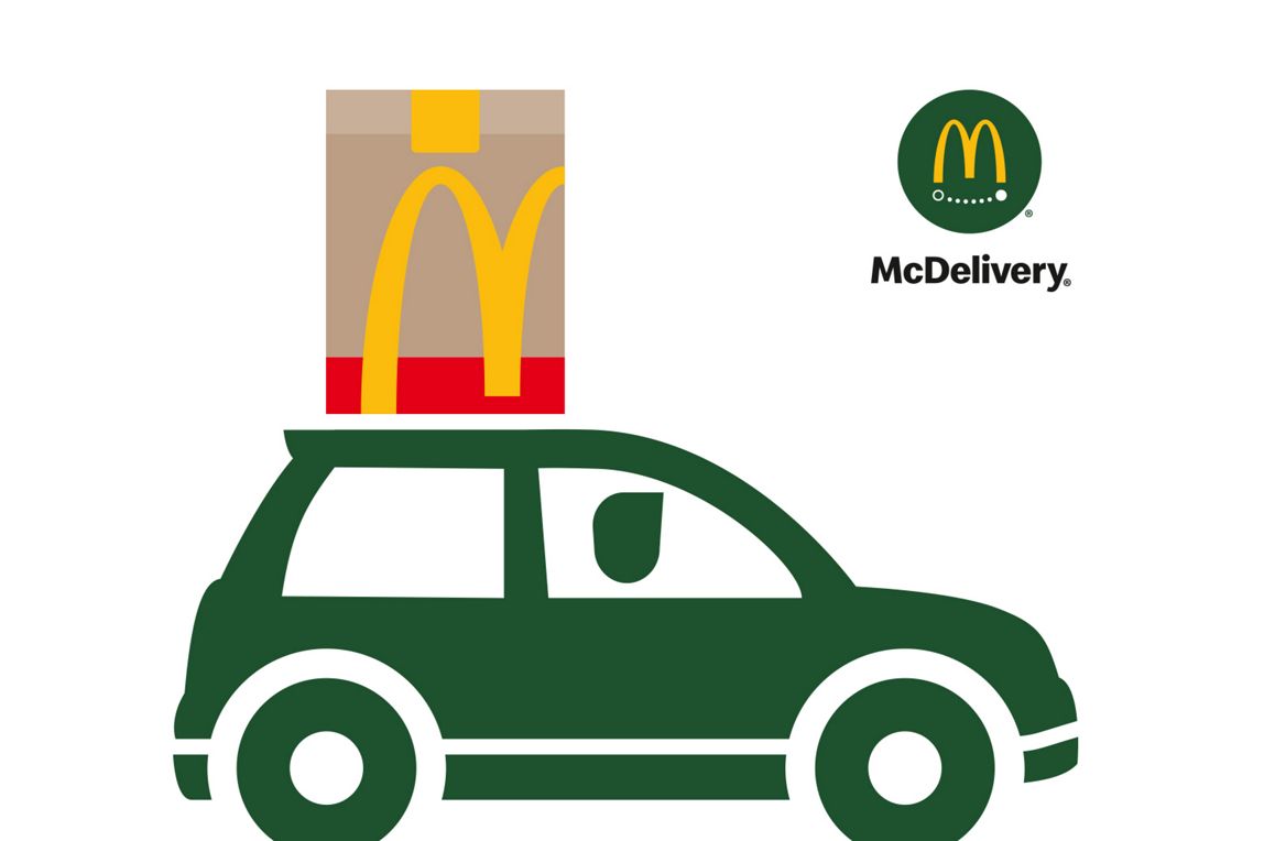Wir sehen das McDelivery® Logo, daneben ein illustriertes Auto mit einer McDonald’s Tüte auf dem Dach.