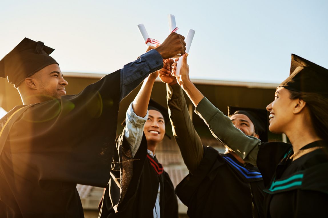 四位不同文化背景的學生身穿畢業袍