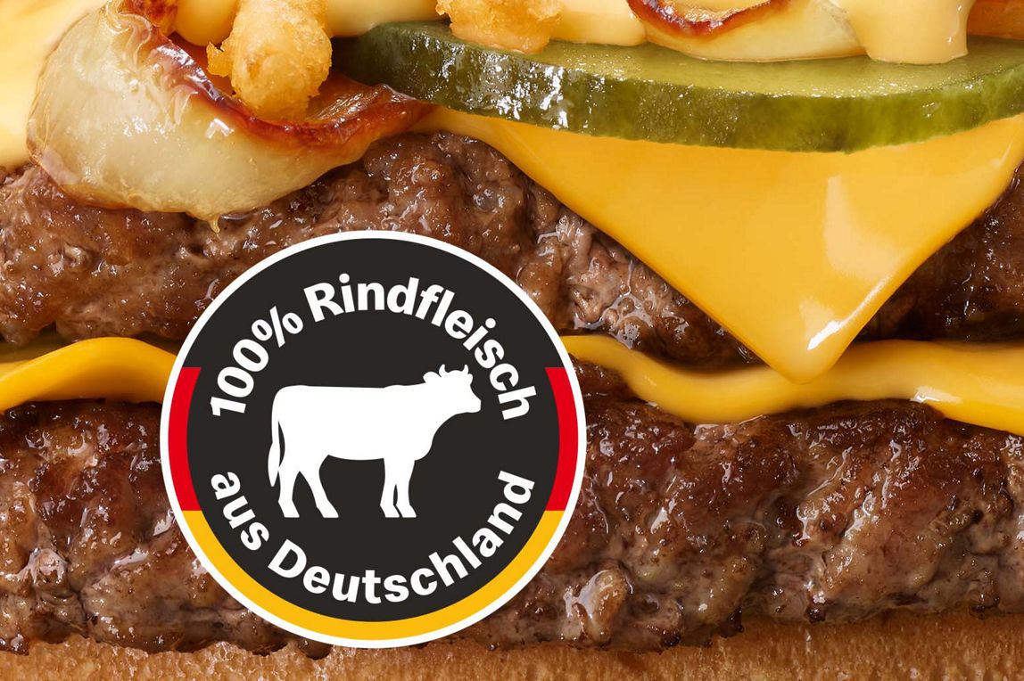 Nahaufnahme des Philly Cheese Stack mit dem Störer "100 % Rindfleisch aus Deutschland"