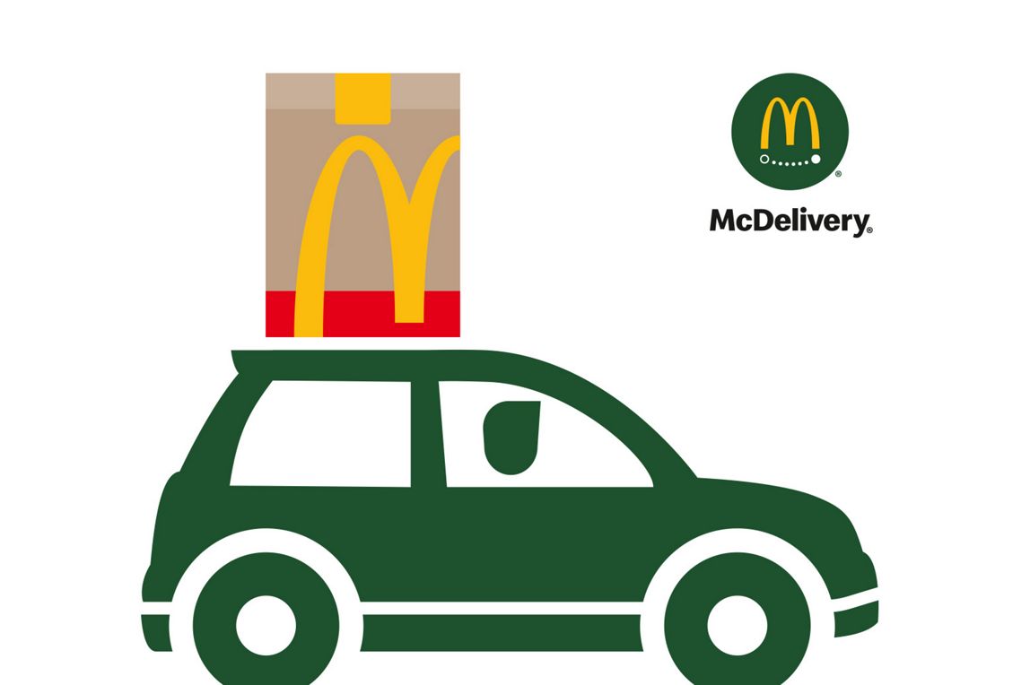McDelivery® Auto mit McDonald’s Tüte auf dem Dach