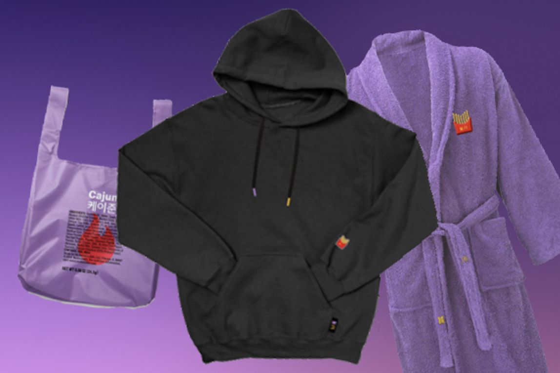 una muestra de la mercancía de BTS y McDonald’s, como una sudadera, bolsa o bata de baño