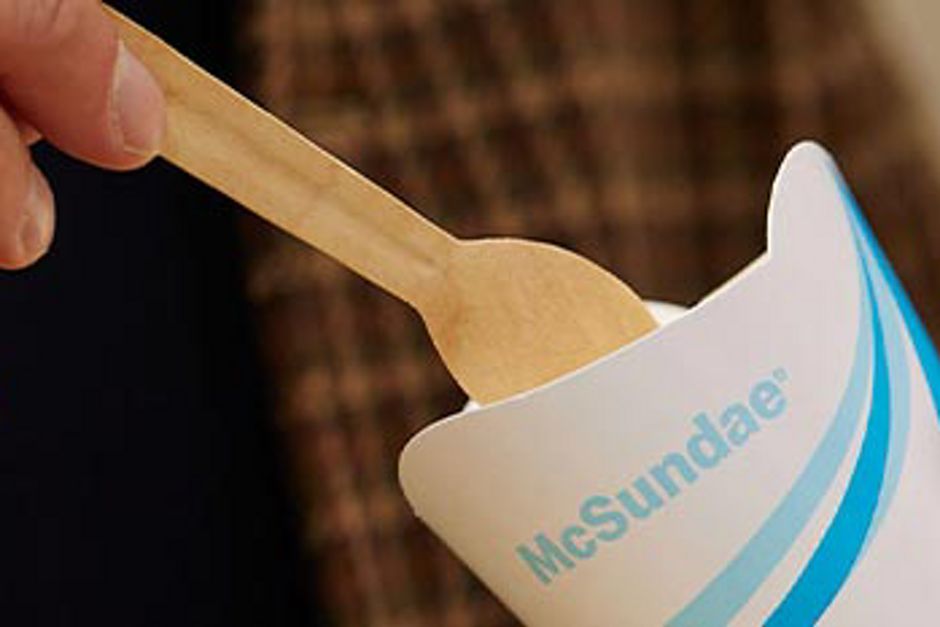 Abbildung einer McSundae Verpackung mit einem Holzlöffel
