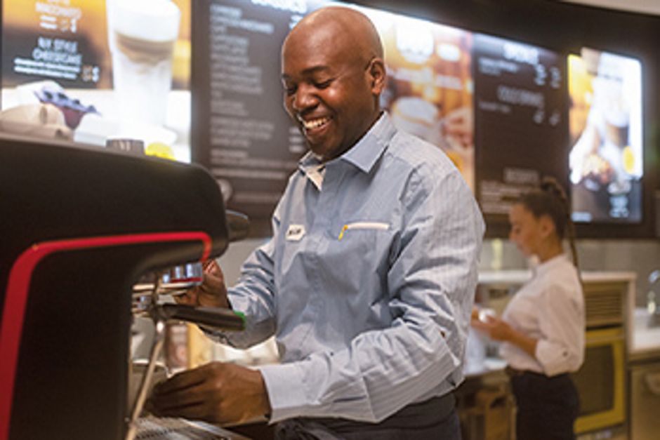 Bild eines Barista in einem McCafé