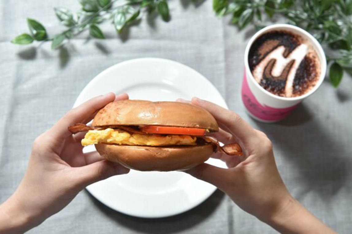  台灣麥當勞自2日起至10月27日止，推出兩款期間限定的早餐新選擇–「培根番茄嫩蛋焙果堡」及「起司番茄嫩蛋焙果堡」。